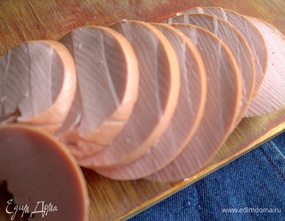 Колбасу нарезать.