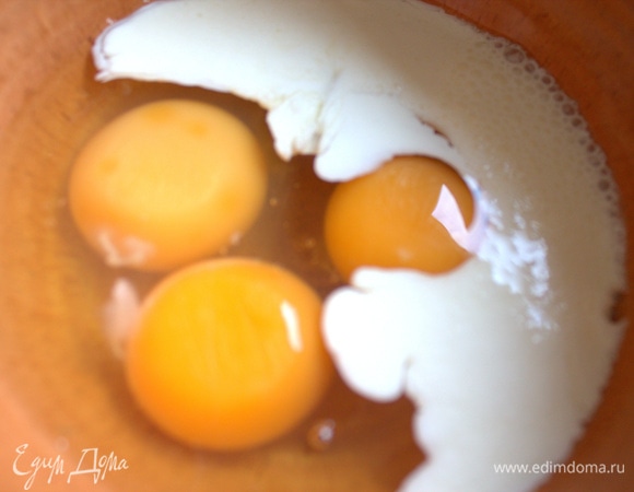 Взбить яйца с молоком и сливками.