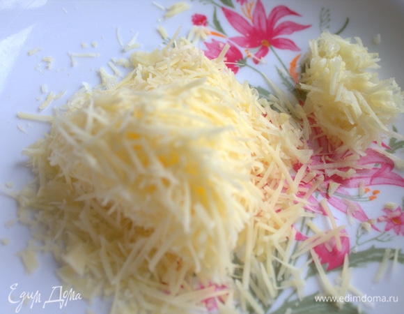 Часть сыра мелко натереть.