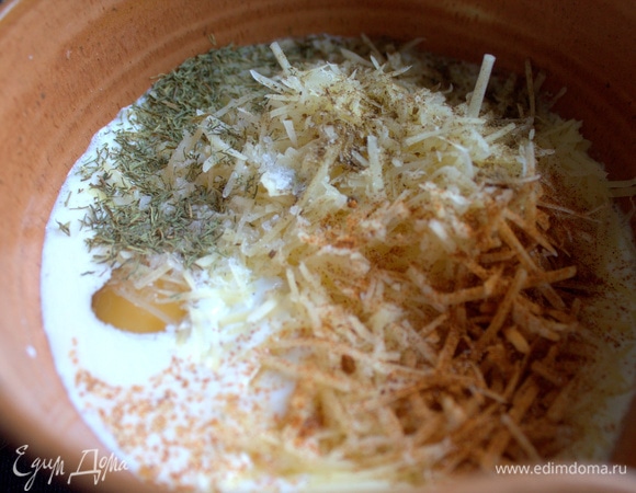 Всыпать сыр в заливку со специями.