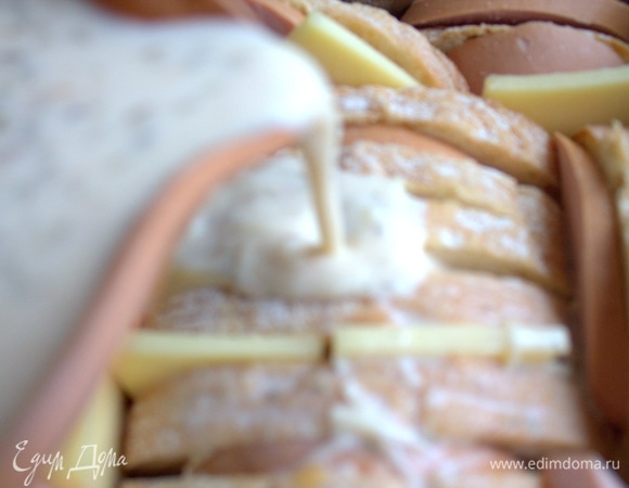 Полить равномерно на хлеб с колбасой и сыром.