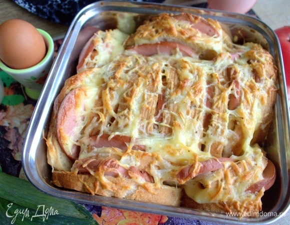 При запекании весь хлеб пропитается, сыр расплавится, а колбаса слегка поджарится.