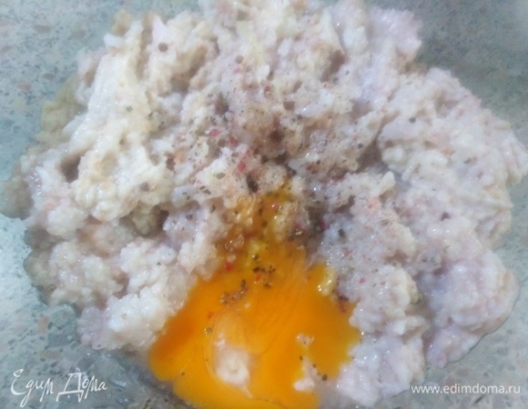 Пропустить через мясорубку с мелкой решеткой, добавить репчатый лук и размоченный хлеб. Затем вбить желток, посолить и поперчить.