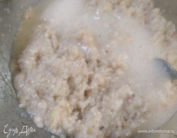 Белок слегка взбить, соединить с фаршем.