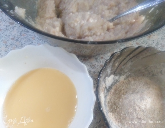 Одно яйцо смешать с ложкой воды. Из фарша сформировать котлету, обмакнуть в смеси яйца, затем обвалять в панировке.