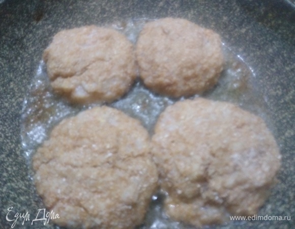 Выложить в сковороду с разогретым растительным маслом.