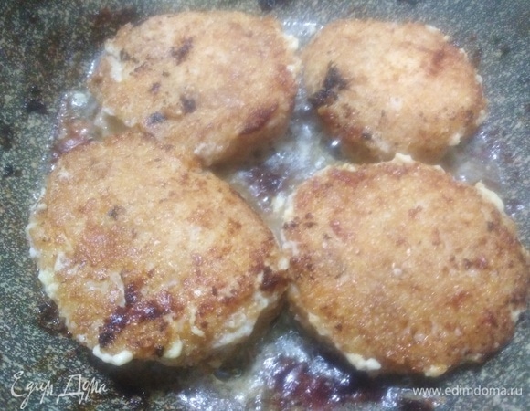 Жарить котлеты с двух сторон по 4–5 минут на каждую.