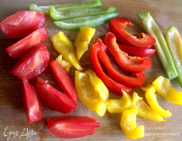 Нарезать перцы и томат, можно также добавить стебель сельдерея.