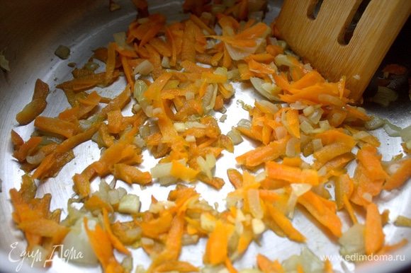 Морковь натереть и обжарить на оливковом масле с нарезанными луком и чесноком в кастрюле с толстым дном.
