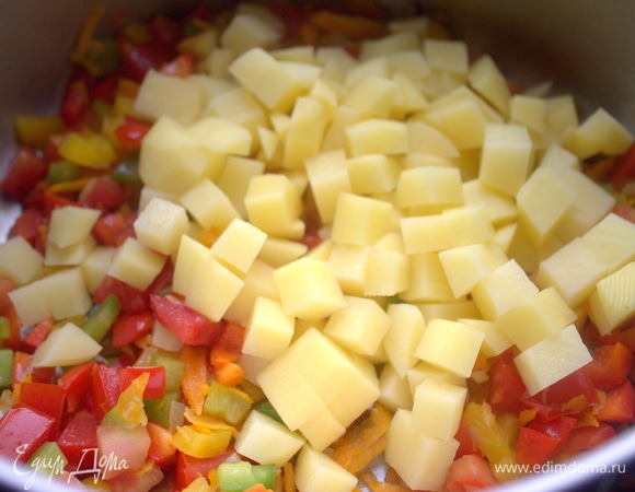 Добавить нарезанный кубиками картофель.