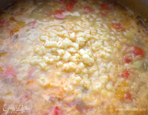 Процедить макароны и перенести в готовый суп.