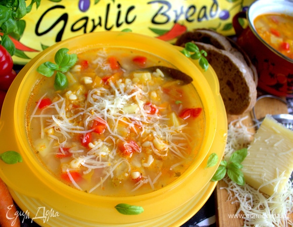 Посыпать суп тертым сыром (типа пармезана) сверху.