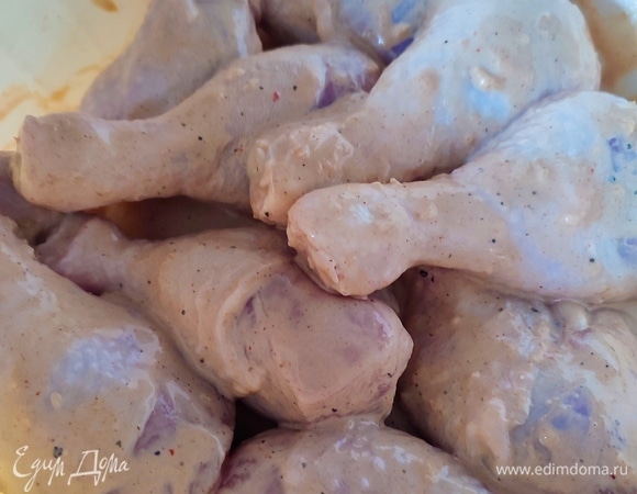 Чеснок натереть на мелкой терке, добавить его к майонезу, соевому соусу и горчице. Перемешать, попробовать на соль. Замариновать голени на 20 минут.