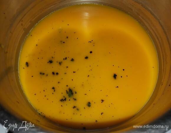 Добавьте зерна ванили, сахар и доведите до кипения.