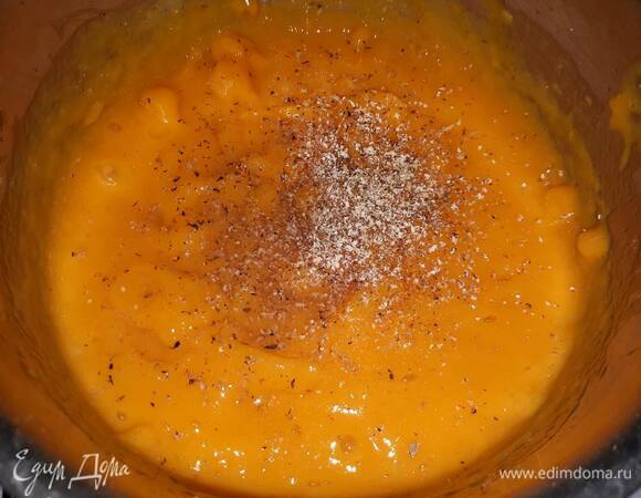 Для манговой вставки пюрируйте 200 г мякоти. Добавьте специи и доведите до кипения.