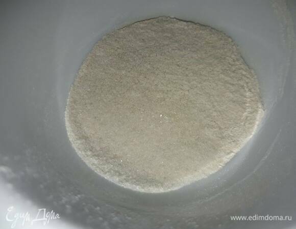 Смешайте пектин с сахаром. Если используете желатин, то сахар сразу добавьте к пюре, а желатин замочите в холодной воде.