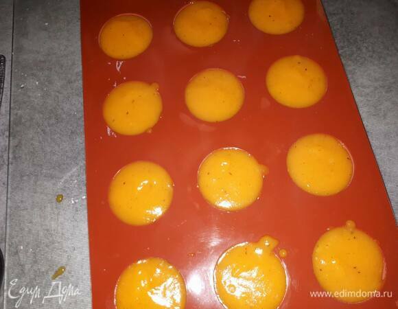 Добавьте сахар с пектином (или желатин) к кипящему пюре, размешайте и проварите 30 секунд. Затем разлейте пюре в силиконовые полусферы 4 см в диаметре. Должно получиться 12 полусфер. Уберите в морозилку на ночь.