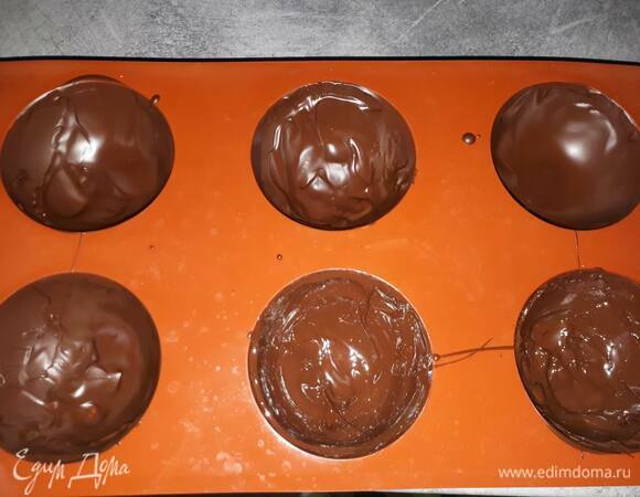 Уберите в морозику буквально на 30 секунд, чтобы зафиксировать первый слой на стенках. Затем выньте и размажьте остатки жидкого шоколада на донышке. Здесь нам важно, чтобы внешние стенки были гладкими. Внутреннюю поверхность можно оставить неровной.