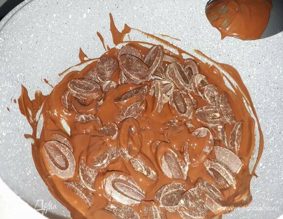 Для скорлупок растопите черный шоколад на водяной бане.