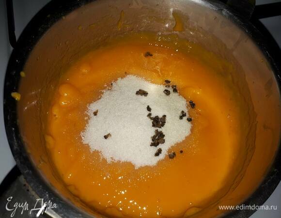 Пюрируйте манго, добавьте сахар и доведите до кипения.