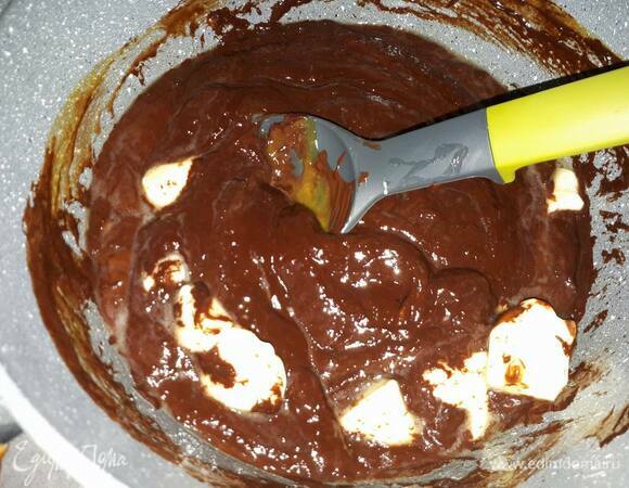 Добавьте нарезанное кусочками масло и перемешивайте, пока оно не растает.