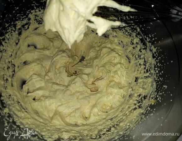 Взбейте белый ганаш. Можно добавить загуститель.