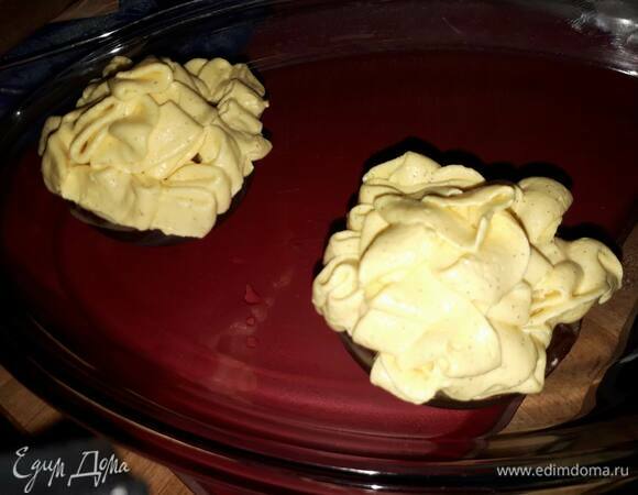 Выложите оставшиеся полусферы манговой вставки поверх скорлупок и украсьте взбитым ганашем.