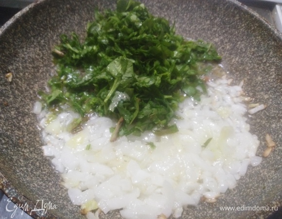 Обжарить репчатый лук. Добавить промытый и нарезанный щавель. Припустить, помешивая в течение 3 минут.