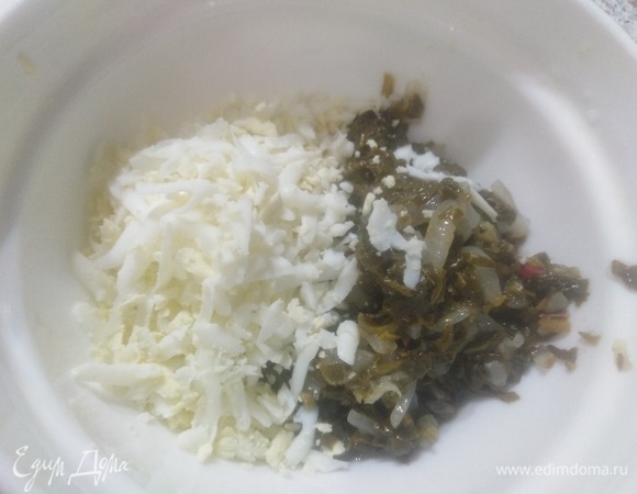 Соединить с натертым на крупной терке вареным яйцом. Посолить по вкусу.