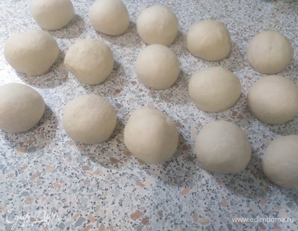 Из теста сформировать заготовки размером с куриное яйцо. Накрыть полотенцем, оставить на 10 минут.