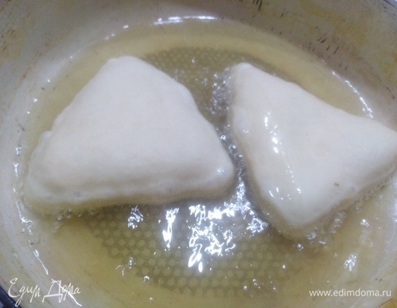 Выложить в сковороду с раскаленным растительным маслом. Жарить с двух сторон до золотистого цвета.