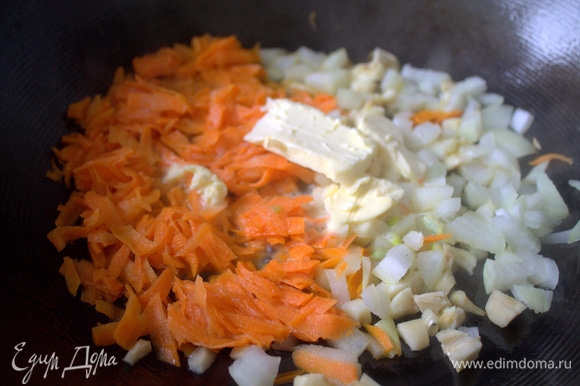 Обжарить на масле тертую морковь и нарезанный лук.