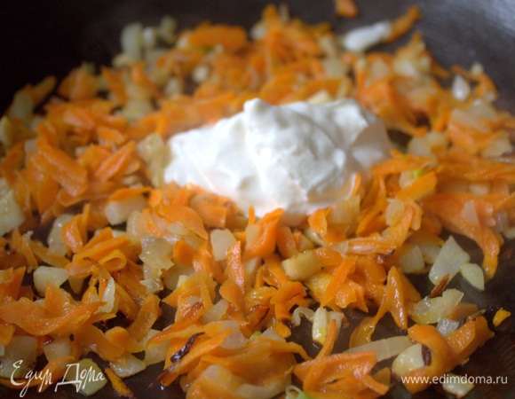 В конце добавить сметану и перемешать.