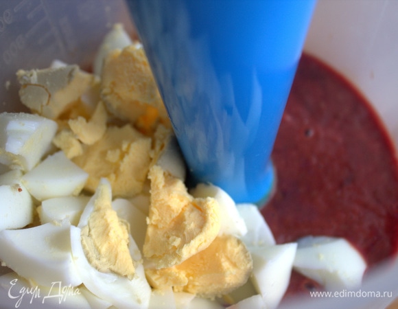 Взбить ее с вареными яйцами.