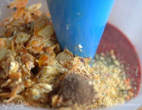 Добавить зажарку и специи, снова взбить.