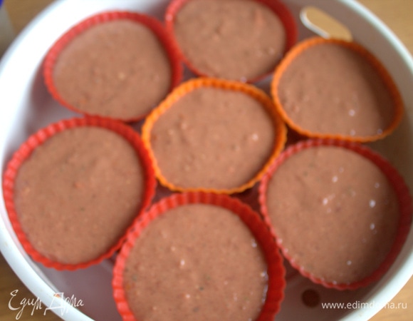 Перелить состав в силиконовые формочки. Поставить на решетку от мультиварки, залить воду в ее нижнюю часть.