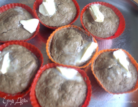 На горячие «кексы» положить кусочек сливочного масла.