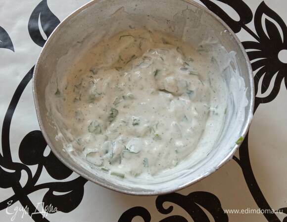 Готовим заправку. Чеснок мелко режем или выдавливаем через пресс. Смешиваем йогурт, майонез, чеснок и солим по вкусу. Можно добавить мелко нарезанную кинзу.