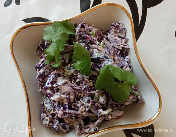 Добавляем заправку к салату, перемешиваем. Оставляем закуску на час в холодильнике, чтобы она хорошенько пропиталась. Приятного аппетита!