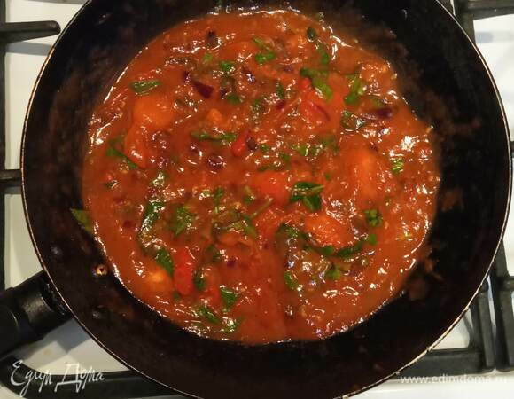 Ставим вариться спагетти и варим их на 1 минуту меньше, чем указано на упаковке. Тем временем моем помидоры, обсушиваем их бумажными полотенцами, режем на половинки или четвертинки в зависимости от размера. Лук мелко шинкуем. Чили режем тоненькими колечками, базилик рвем некрупно. В сковороде разогреваем оливковое масло. Обжариваем лук 2 минуты, добавляем помидоры и перец чили, обжариваем 3 минуты, добавляем пассату и томатную пасту, солим, перчим и добавляем сахар. Обжариваем, постоянно помешивая, 15 минут. Если соус становится слишком густым, добавляем несколько ложек воды из кастрюли, где варятся спагетти. Добавляем базилик.