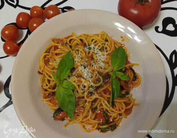 Когда спагетти готовы, сливаем, промываем холодной водой и отправляем в сковороду с соусом. Все хорошенько перемешиваем и прогреваем минут 5. Извините, забыла сфотографировать этот момент, но там все просто. Подаем ароматные спагетти, посыпав тертым пармезаном и украсив базиликом. Приятного аппетита!