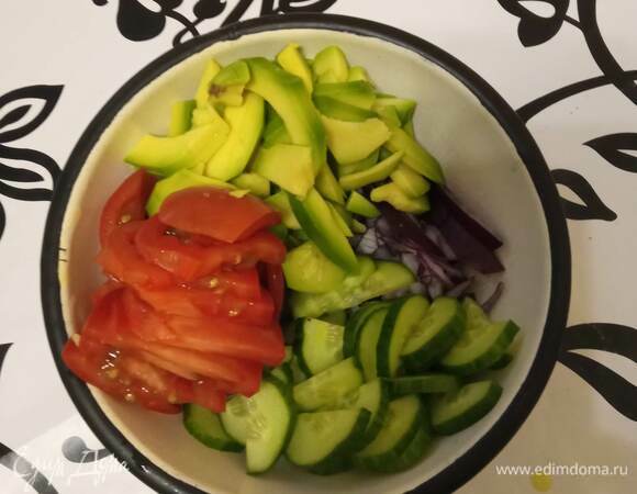 Нарезаем авокадо тонкими ломтиками и сбрызгиваем его лимонным соком, чтобы не потемнело. Лук и огурец режем тонкими полукольцами. Помидоры тоже нарезаем тонкими полукольцами. Базилик мелко рвем руками. Сначала посыпаем сахаром помидоры, затем добавляем остальные овощи. Чуть–чуть солим и перчим.