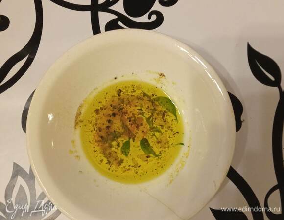 Готовим заправку. Соединяем оливковое масло, уксус, орегано, соль, перец и сахар. Размешиваем все до растворения сахара.