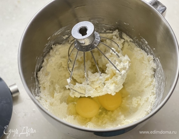 В чаше миксера взбейте сливочный сыр и сахар на низкой скорости, пока они полностью не смешаются и не станут однородными. Добавьте яйца. Перемешайте до однородности.