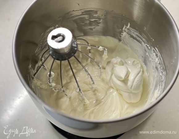 Добавьте жирные сливки и ваниль. Смешайте до однородной консистенции.