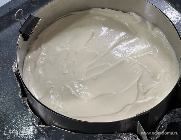 Выложите начинку поверх основы. Выпекайте в разогретой до 150°C духовке 1 час. Выключите духовку и оставьте чизкейк в духовке на 30 минут.