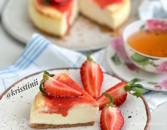 Смешайте клубнику и сахар в блендере до однородности. Добавьте соус при подаче.