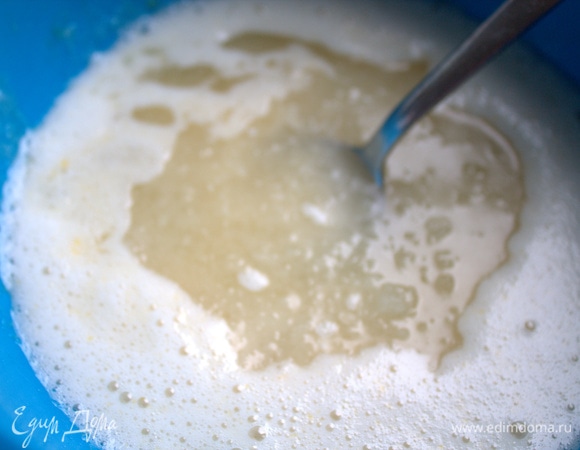 Смешать масло с яичным составом.