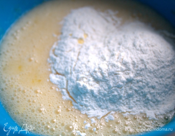 Всыпать муку с солью, но без разрыхлителя — тесто должно быть без пузырьков.