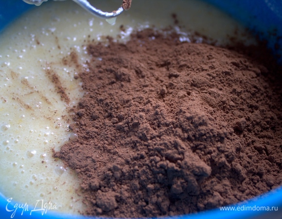 Затем всыпать какао — 30 г.